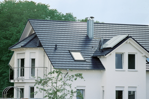  Der Ein­bau und Anschluss von Lüftern, Schornsteinen und Dachfenstern setzt Detailwissen und Fachregelkenntnis voraus 