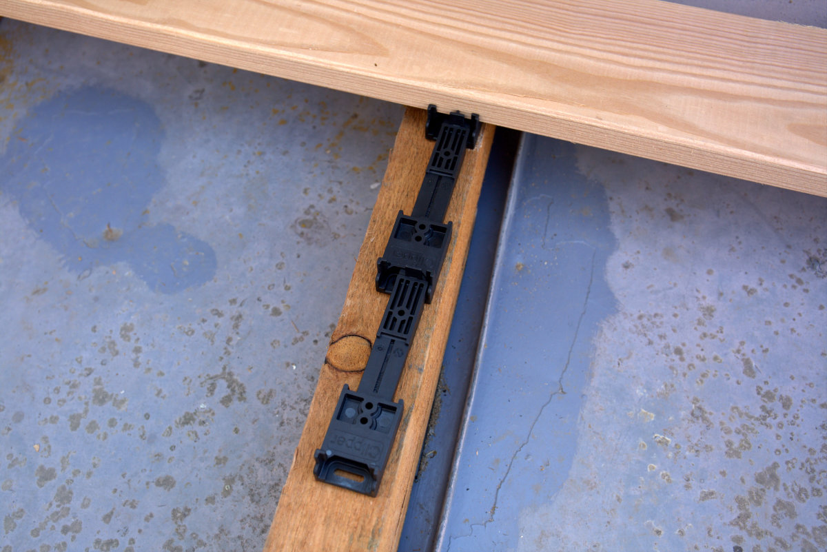 Terrassenmontage mit Abstandshaltern - dach+holzbau