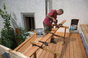  Der Autor Rüdiger Sinn bei der Montage der Terrasse  