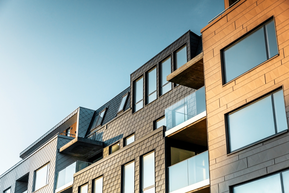 Metallfassade in Reyjkavik vielfältig verkleidet - dach+holzbau