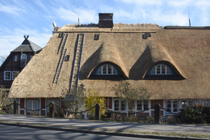  Das Dach erhielt einen traditionellen Heidefirst  