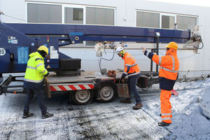  Arbeitgeber sollten ihre Mitarbeiter im Winter mit geeigneten Schutzhelmen, Mützen, Handschuhen und Sicherheitsschuhen ausstatten 