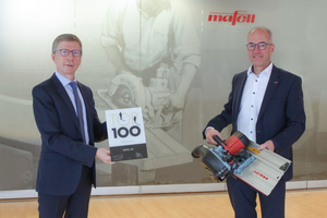 Freuen sich über die Auszeichnung „Top 100 Innovator“: der Mafell-Vorstand Rigo Züfle (links) und der Vorstandsvorsitzende Matthias Krauss (rechts) mit der neuen Nutfräse „NFU 50“ 