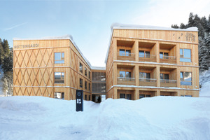  Die Gebäude der Ferienanlage wurden in modern-alpiner Holzbauweise errichtet 
