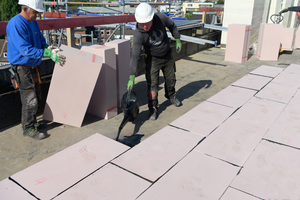  Mitarbeiter der Dachdeckerei Leibeling verlegen die PUR-Dämmplatten auf dem Flachdach
 