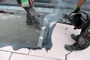  Bitumenbahnen wurden vollflächig mit Heißbitumen auf den Dämmplatten verklebt 