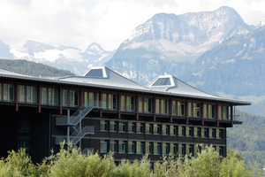  Der neue Firmensitz der Max Felchlin AG im schweizerischen Ibach mit Bergpanorama im Hintergrund 