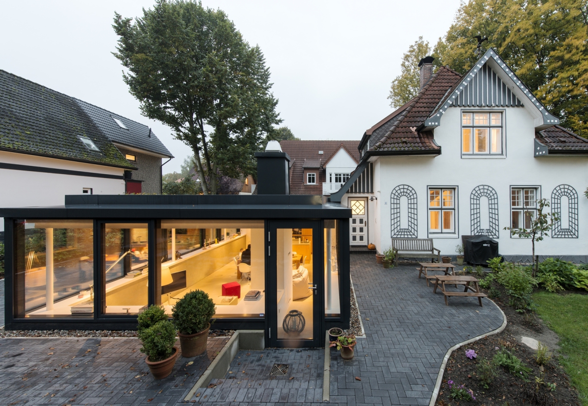 denkmalgeschützte Einfamilienhaus in Hamburg (rechts im Bild) wurde um einen Anbau mit Flachdach erweitert