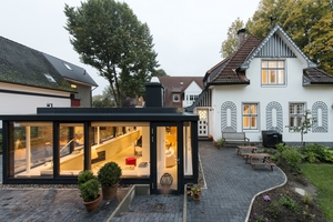  denkmalgeschützte Einfamilienhaus in Hamburg (rechts im Bild) wurde um einen Anbau mit Flachdach erweitert 