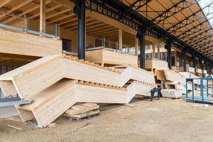  Die Scherentreppen wurden in Massivholzbauweise hergestellt. In den Knicken der Treppen sind große Schlitzbleche zur Verbindung montiert 