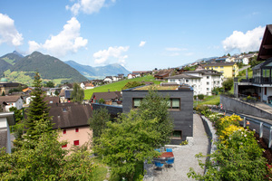  Perfekt in die Landschaft eingefügt, genießen die Bauherren dieses Hauses einen großartigen Talblick 