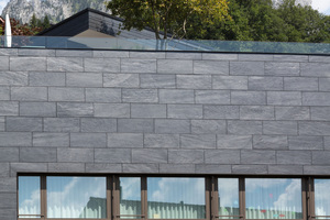  Die Fassade des unteren Gebäudeteils ist mit großen Schieferplatten in Symmetrischer Deckung von Rathscheck Schiefer verkleidet  
