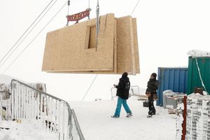  3_SK_Schwarzensteinhuette_Materialtransport_Seilbahn_Ankunft.jpg 