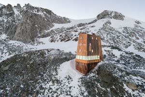  Die Schwarzensteinhütte in den Zillertaler Alpen wurde in Holzbauweise errichtet und erhielt eine Fassade aus Kupferblech<br /> 