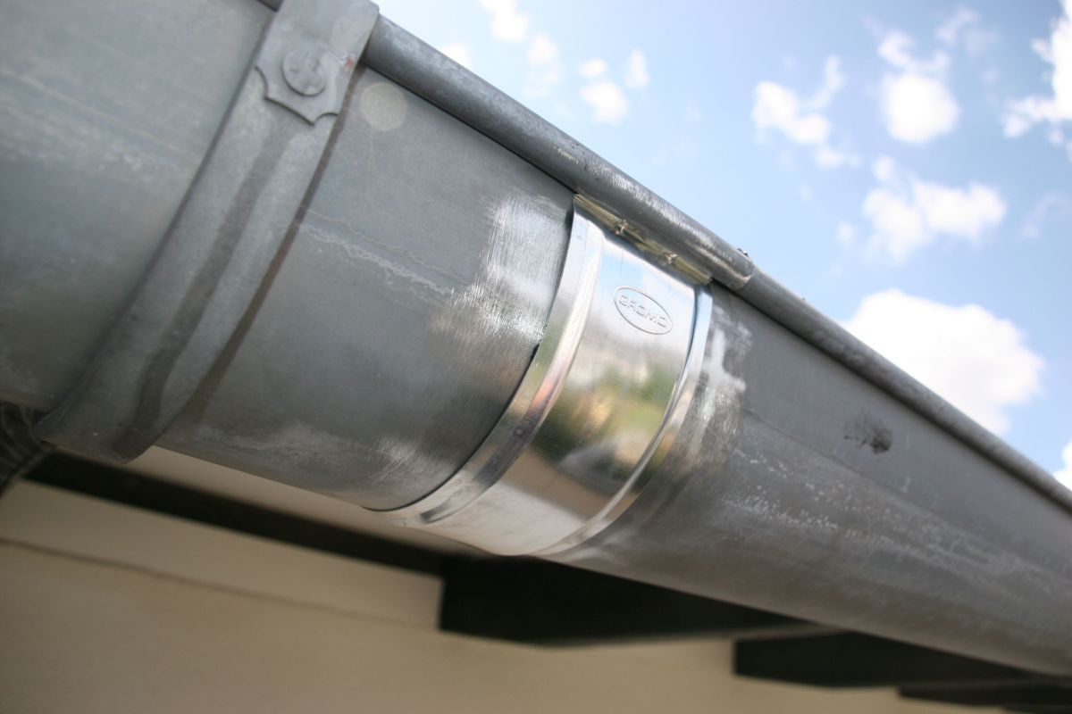 Mit kombinierten Verfahren gegen undichte Rinnen - dach+holzbau