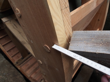  Mit einem fixierten Holz und einem Meterstab lässt sich eine Lehre herstellen, um die Unwucht genau zu messen 