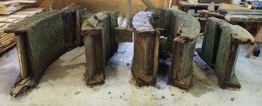  Die Einzelteile des alten Wasserrads in der Abbundhalle 