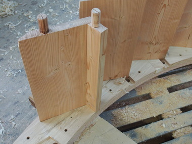 Eine Schaufel besteht aus zwei Hölzern, die in einem bestimmten Winkel zueinanderstehen: Die „Riegelschaufel“ und die äußere „Setzschaufel“ 
