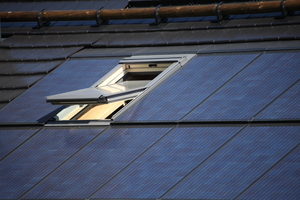  Das System „PV Indax“ fügt sich in die Dachfläche ein und ist auch mit Dachfenstern kombinierbar 