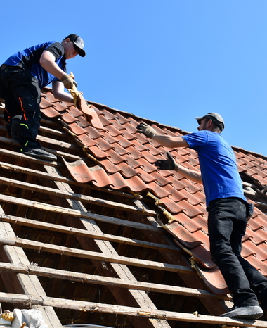 Dachdecker Jubo_Kai-Arbeiten_mit_Abstand_2020_Foto_ZVDH.jpg