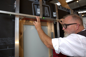  Kontrolle der Verbundplatte für den Fenstersturz mit der Wasserwaage&nbsp; 