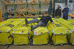 Weiche Landung auf gelben Kissen - dach+holzbau