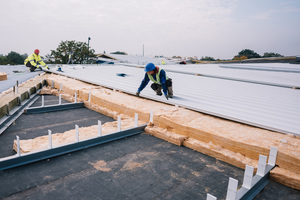  5_ISOVER_DFB_Zentrale-Aluminiumbleche verlegen über Daemmung 