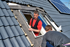  3_Velux_BFX-Anschlussschuerze_am_Dachfenster_und_Lattung_befestigen.jpg 