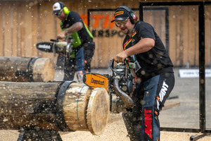  Neben handelsüblichen Motorsägen arbeiten die Timbersports-Teilnehmer, hier Danny Martin (vorne) beim Ford Transit Cup 2021 auch mit sogenannten "Hot Saws" - getunten Renn-Motorsägen mit bis zu 80 PS  