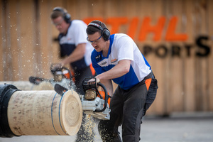  Thomas Hofbauer (vorne) bei der Disziplin "Stock Saw". Hier kommt eine handelsübliche "Stihl MS 661" mit 7,3 PS zum Einsatz 