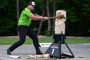  Es geht auch ohne Motor: Auch die Axt kommt bei Stihl Timbersports zum Einsatz, Lars Seibert simuliert bei der Disziplin "Standing Block Chop" das traditionelle Fällen eines Baumes mit der Axt 