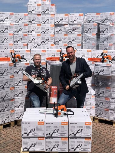 H._Mohnberg_und_U._Nies_Dachdeckermarkt24_Motorsaege_hoch.jpg