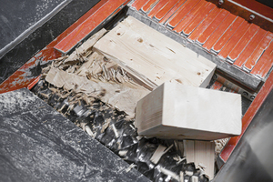  Im Schredder lassen sich verschiedene Arten von Restholz und Holzabschnitten zerkleinern 