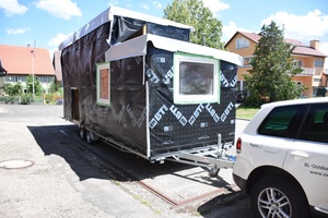  Anhängen und weg: Das Tiny House im Rohbauzustand mit einer Fassadenbahn für die luftdichte Gebäudehülle 