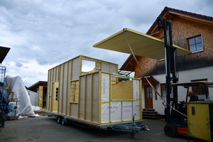  Das Dach des Tiny House wird aufgesetzt. Maya und Jonathan wurden beim Bau des Hauses durch die Zimmerei Soulier in Balingen unterstützt 