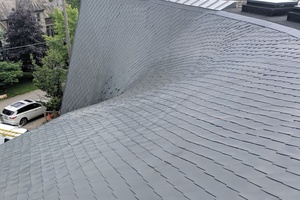  Das doppelt gekrümmte Dach weist verschiedene Dachneigungen auf, von etwa 67° bis 22,5° 