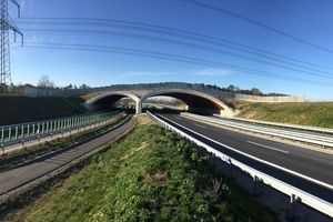  Die fertige Grünbrücke mit dem kleineren und größeren Portal 