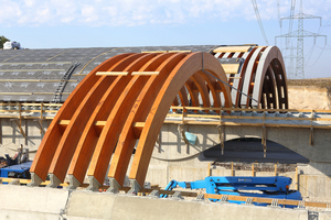  Zusammengesetzte Bogenbinderpaare bilden das Grundgerüst der Wildbrücke aus Holz 