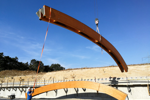  Bei der Montage der Grünbrücke wurde zunächst ein Bogenbinder-Paar am Auflager befestigt 
