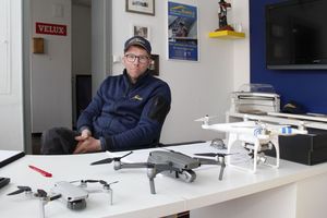  Dachdeckermeister Thomas Potthast von der Dächer von Hunold GmbH &amp; Co. KG fing Mitte 2014 mit der „DJI Phantom 2“ (rechts im Bild) mit Dachinspektionen an. Heute verwendet er vor allem die „DJI Mavic 2“ (Mitte), kann sich aber auch gut vorstellen, mit der neuen „DJI Mini 2“ (links) zu arbeiten 