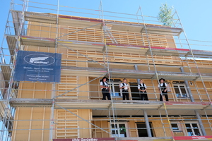  Die Gebäude wurden in nur wenigen Monaten Bauzeit in Holzrahmenbauweise errichtet 