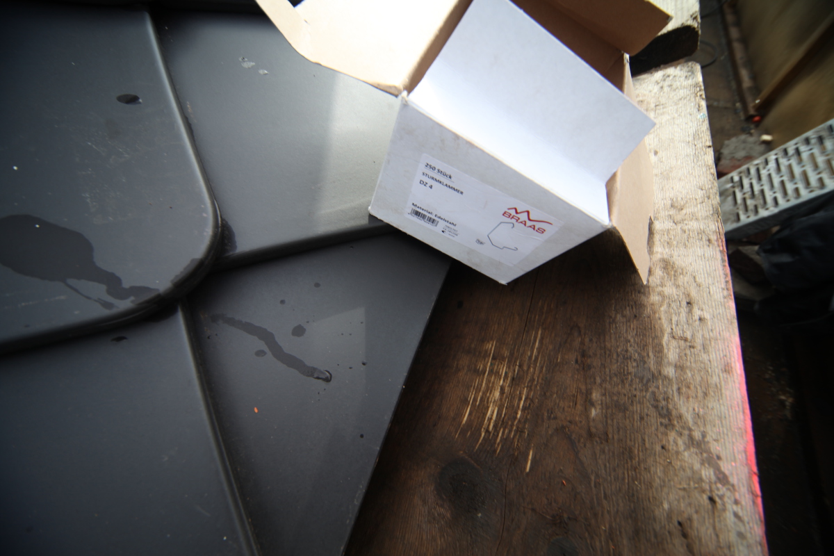 Mit Rautenziegeln und Walzbleischaren - dach+holzbau