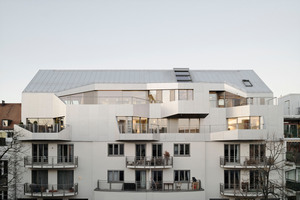  Fertiggestellte Aufstockung, Blick von der Rückseite Richtung Süden: Die Belichtung des Innenraumes wurde durch ein Fensterband realisiert 