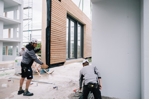  Für die Grobmontage eines der Mehrfamilienhäuser benötigt das Holzbau-Team in der Regel nur rund acht Tage 