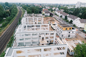  Die freitragenden Balkonfronten sowie die Treppenhäuser und die Fahrstuhlschächte wurden aus Stahlbeton ausgeführt 