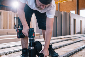  In der Werkstatt der W+W Holzelementbau Nordbaden GmbH werden die Holzelemente nahezu komplett vormontiert, hier ist die Montage der Federschienen zu sehen  