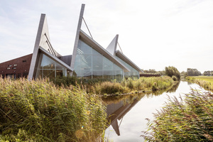  Blick auf das neue Krematorium in Alkmaar. Das Dach soll an die Segel eines Schiffes erinnern 