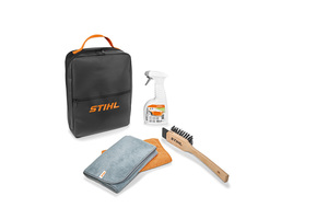  Die Stihl Care &amp; Clean Kits enthalten alles, was eine effiziente Reinigung und Pflege von Geräten, wie beispielsweise von Mährobotern oder Rasenmähern ermöglicht 