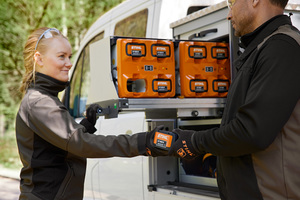  Ebenfalls neu ist die mobile Transport- und Lade-Box „bottTainer“. Das Akku-Ladesystem für den mobilen Einsatz, ausgestattet mit den Mehrfachladegeräten „Stihl AL 301-4“, ermöglicht das Laden von bis zu 28 Akkus 
