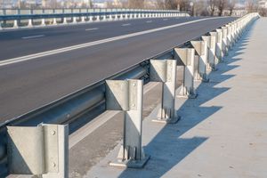  Betonschrauben werden zum Beispiel zur Fixierung von Leitplanken im Asphalt an der Autobahn eingesetzt und müssen dabei zahlreichen Belastungen standhalten.&nbsp; 
